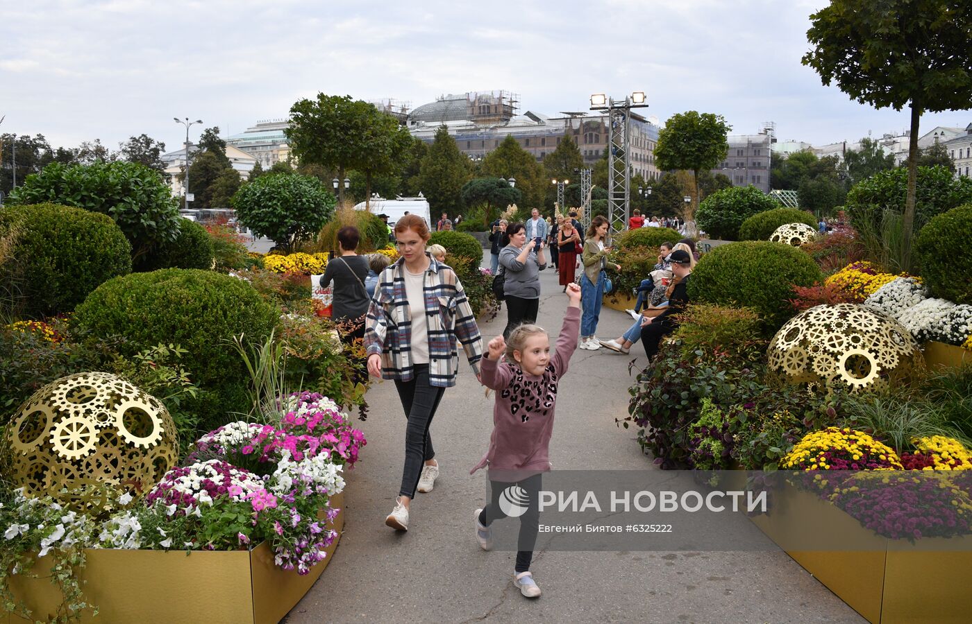 День города. Праздничные гуляния на площади Революции