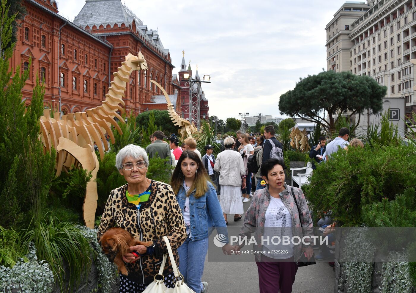 День города. Праздничные гуляния на площади Революции