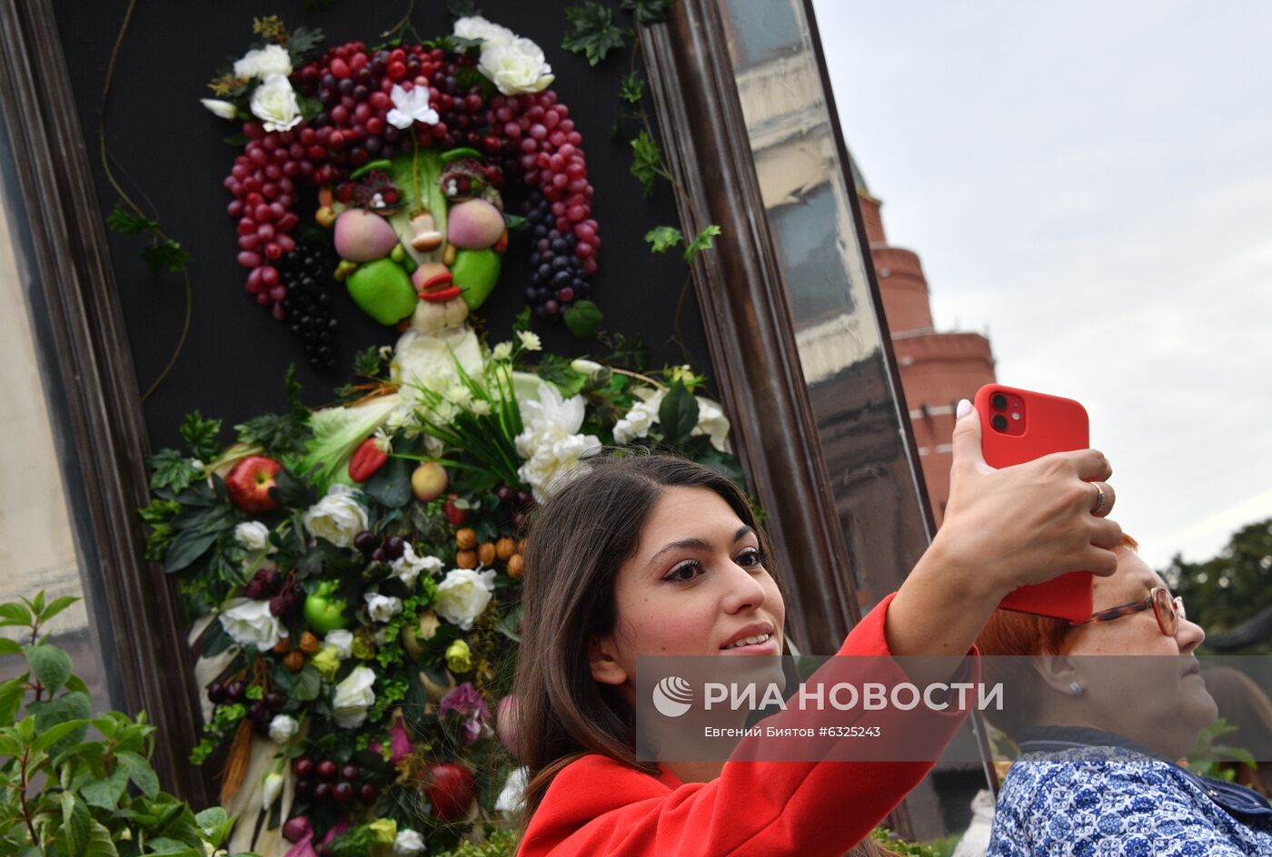 День города. Праздничные гуляния на площади Революции