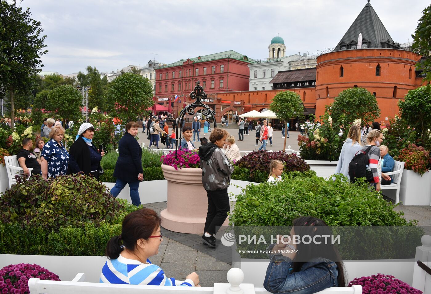 День города. Праздничные гуляния на площади Революции