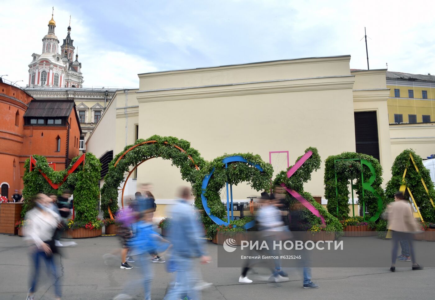 День города. Праздничные гуляния на площади Революции