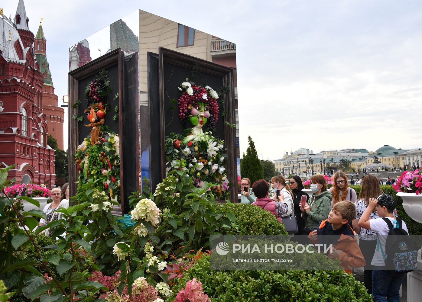 День города. Праздничные гуляния на площади Революции