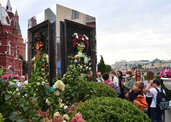 День города. Праздничные гуляния на площади Революции