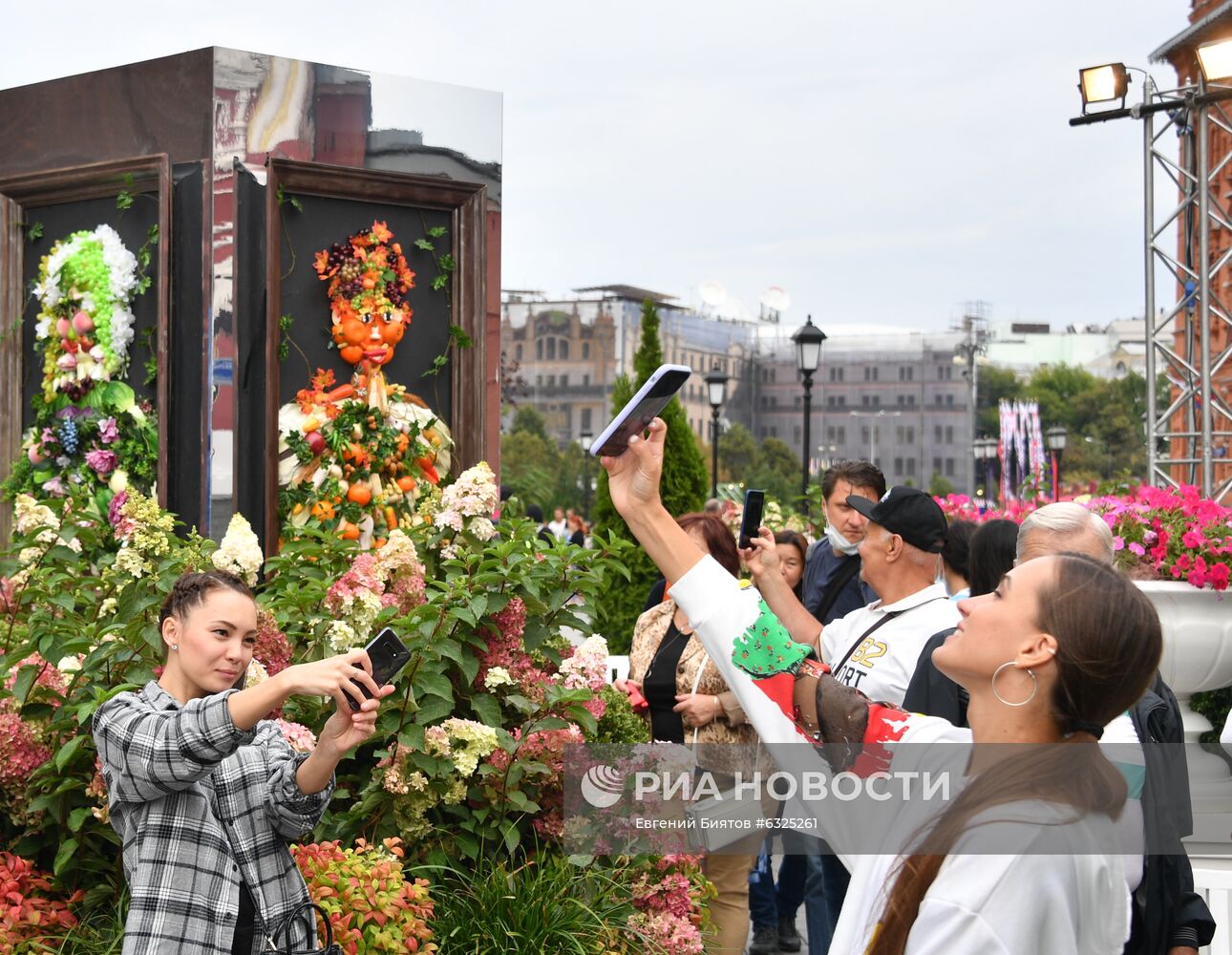 День города. Праздничные гуляния на площади Революции