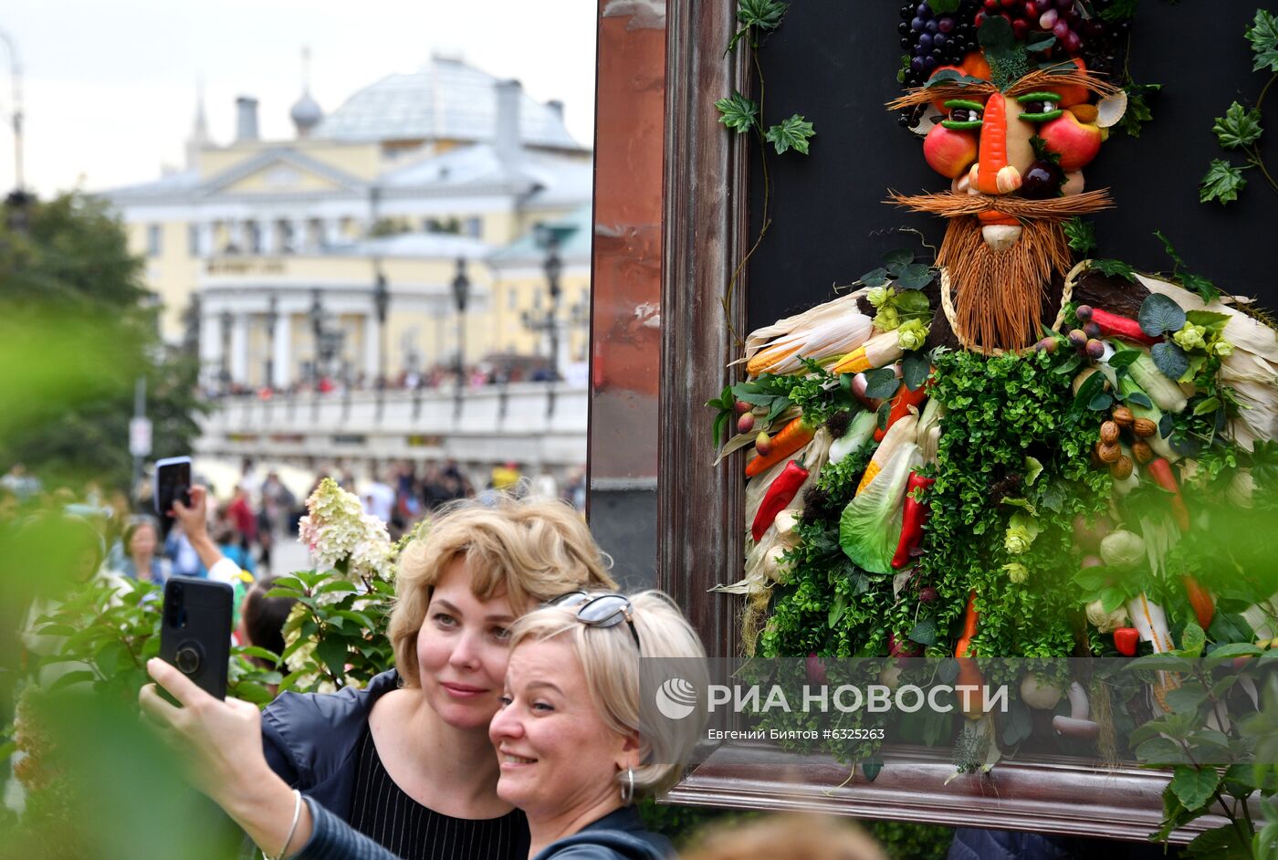 День города. Праздничные гуляния на площади Революции