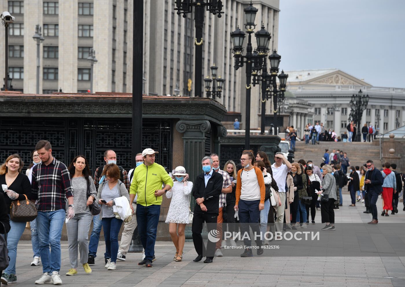 День города. Праздничные гуляния на площади Революции