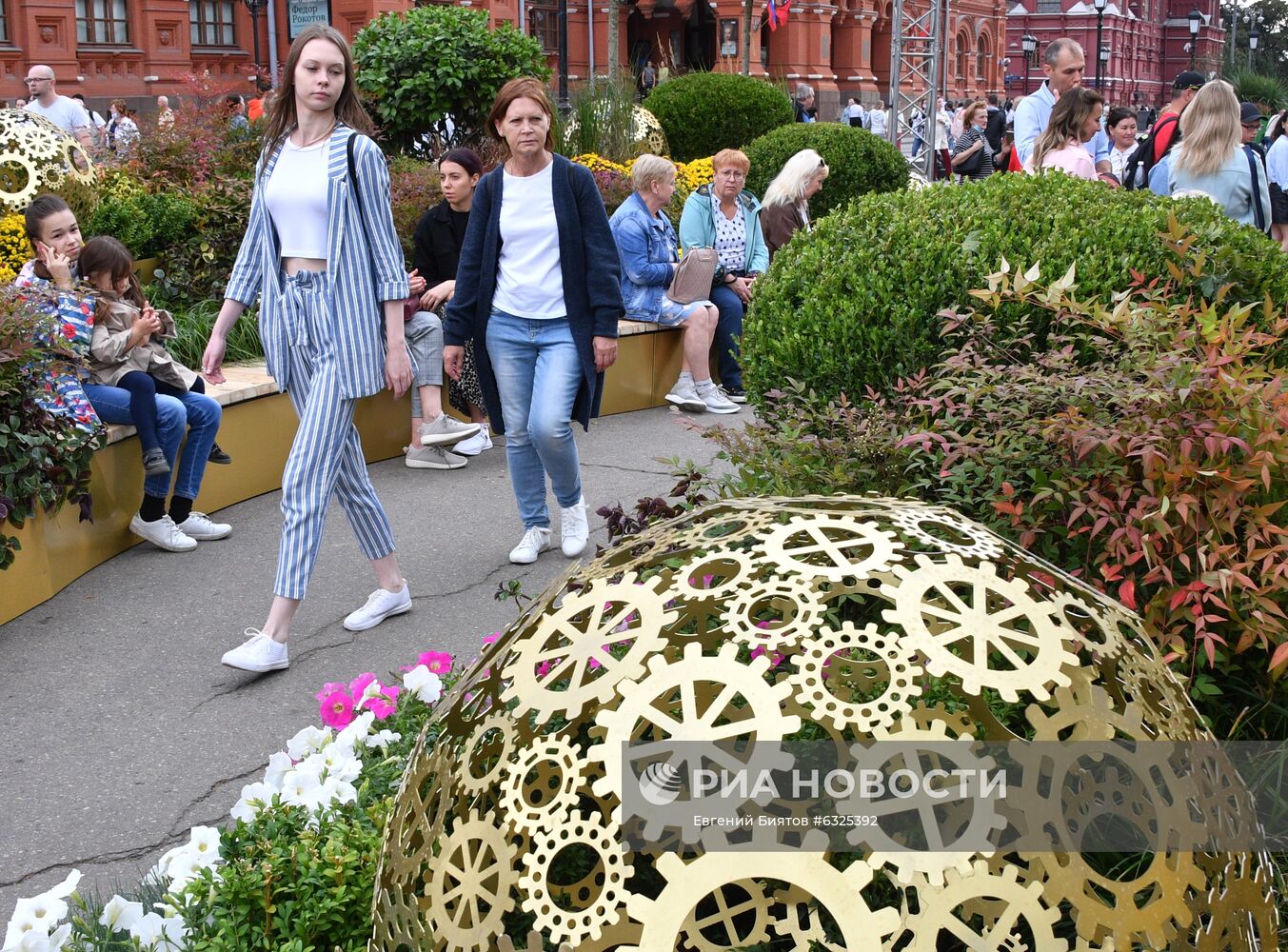 День города. Праздничные гуляния на площади Революции