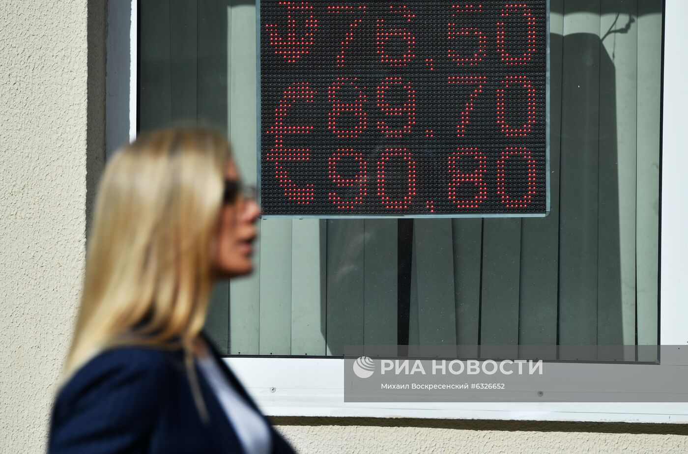 Курс евро впервые за четыре года превысил 90 рублей