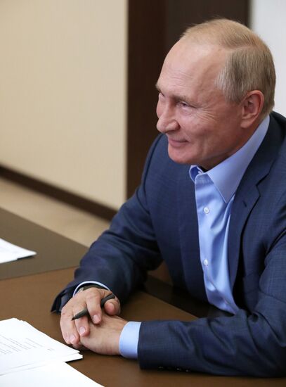 Президент РФ В. Путин провел встречу с победителями конкурса "Лидеры России"