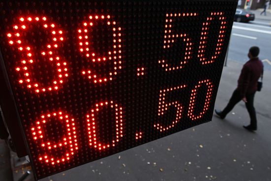 Курс евро впервые за четыре года превысил 90 рублей