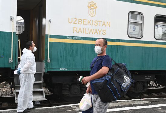 Посадка на вывозной поезд из Ростова-на-Дону в Узбекистан 