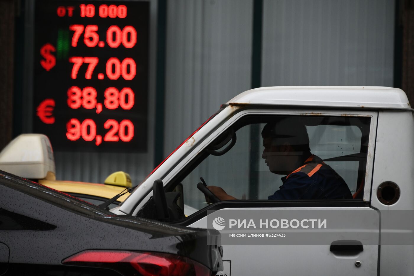 Курс евро впервые за четыре года превысил 90 рублей