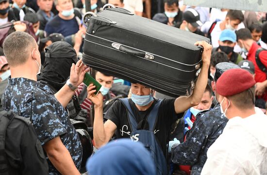 Посадка на вывозной поезд из Ростова-на-Дону в Узбекистан 