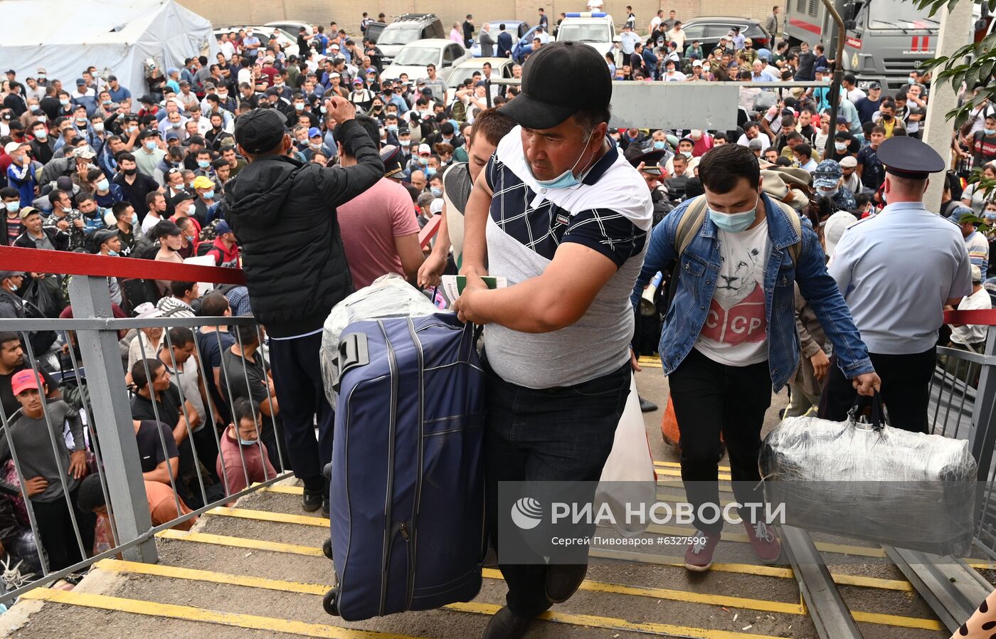 Посадка на вывозной поезд из Ростова-на-Дону в Узбекистан 