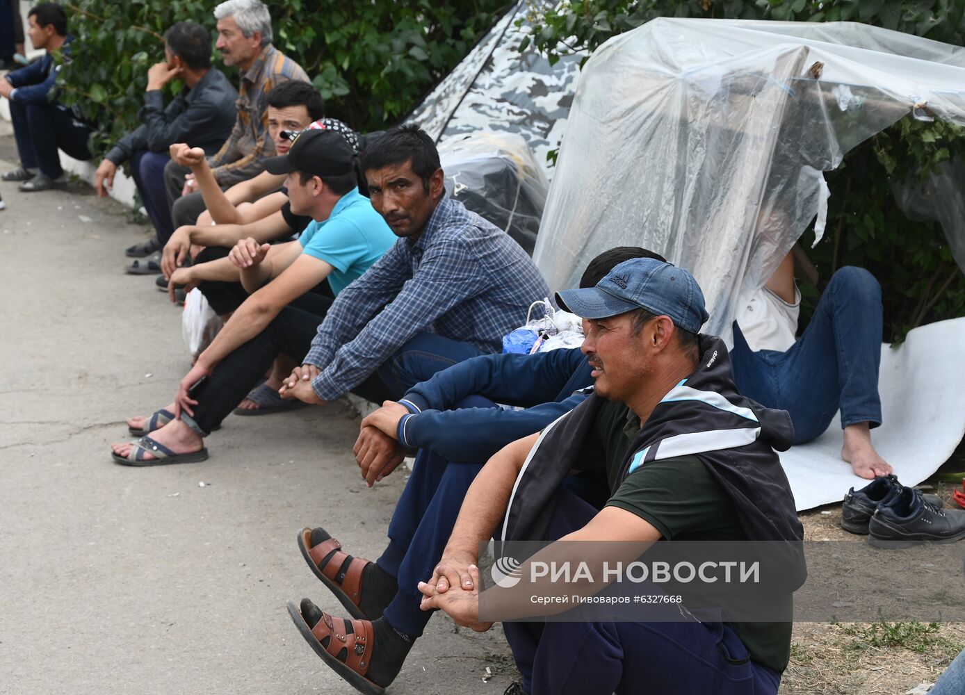 Посадка на вывозной поезд из Ростова-на-Дону в Узбекистан 