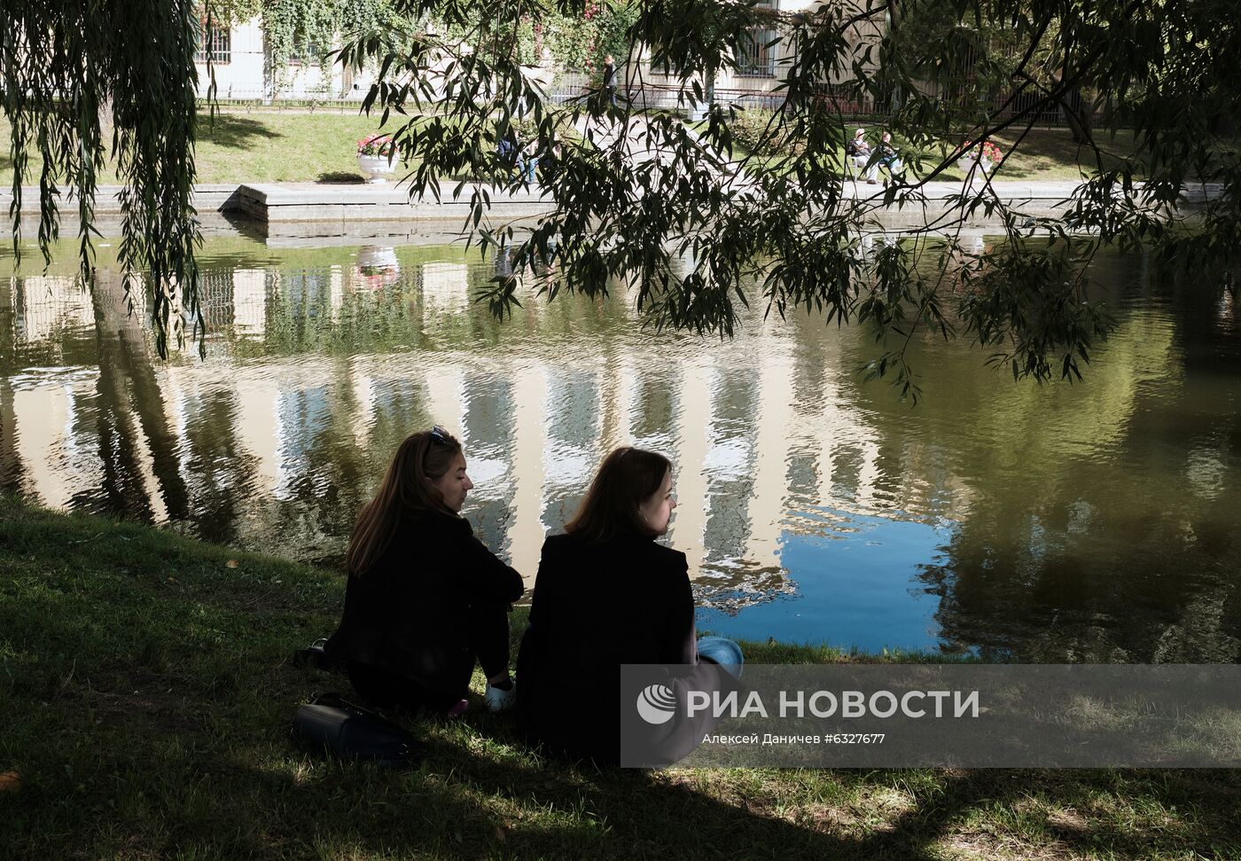 Девушки отдыхают на берегу пруда в Юсуповском саду в Санкт-Петербурге. Место: Россия, Санкт-Петербург. Автор: Алексей Даничев/РИА Новости. Города России. Санкт-Петербург