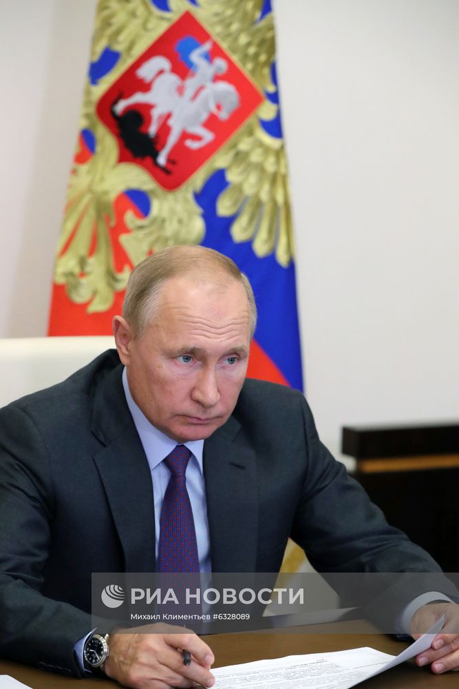 Президент РФ В. Путин провел совещание с членами правительства РФ
