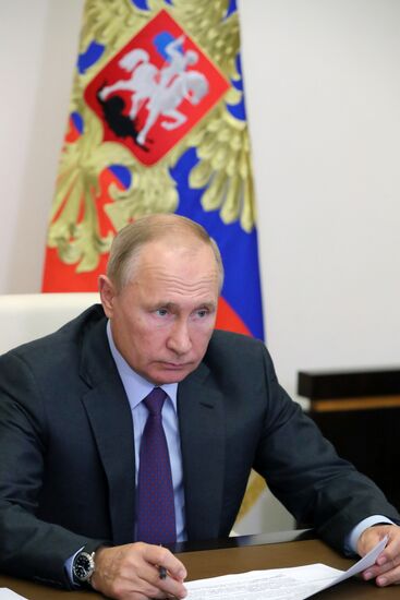 Президент РФ В. Путин провел совещание с членами правительства РФ