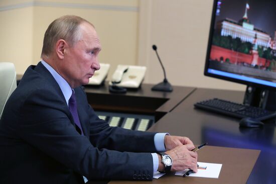 Президент РФ В. Путин провел совещание с членами правительства РФ