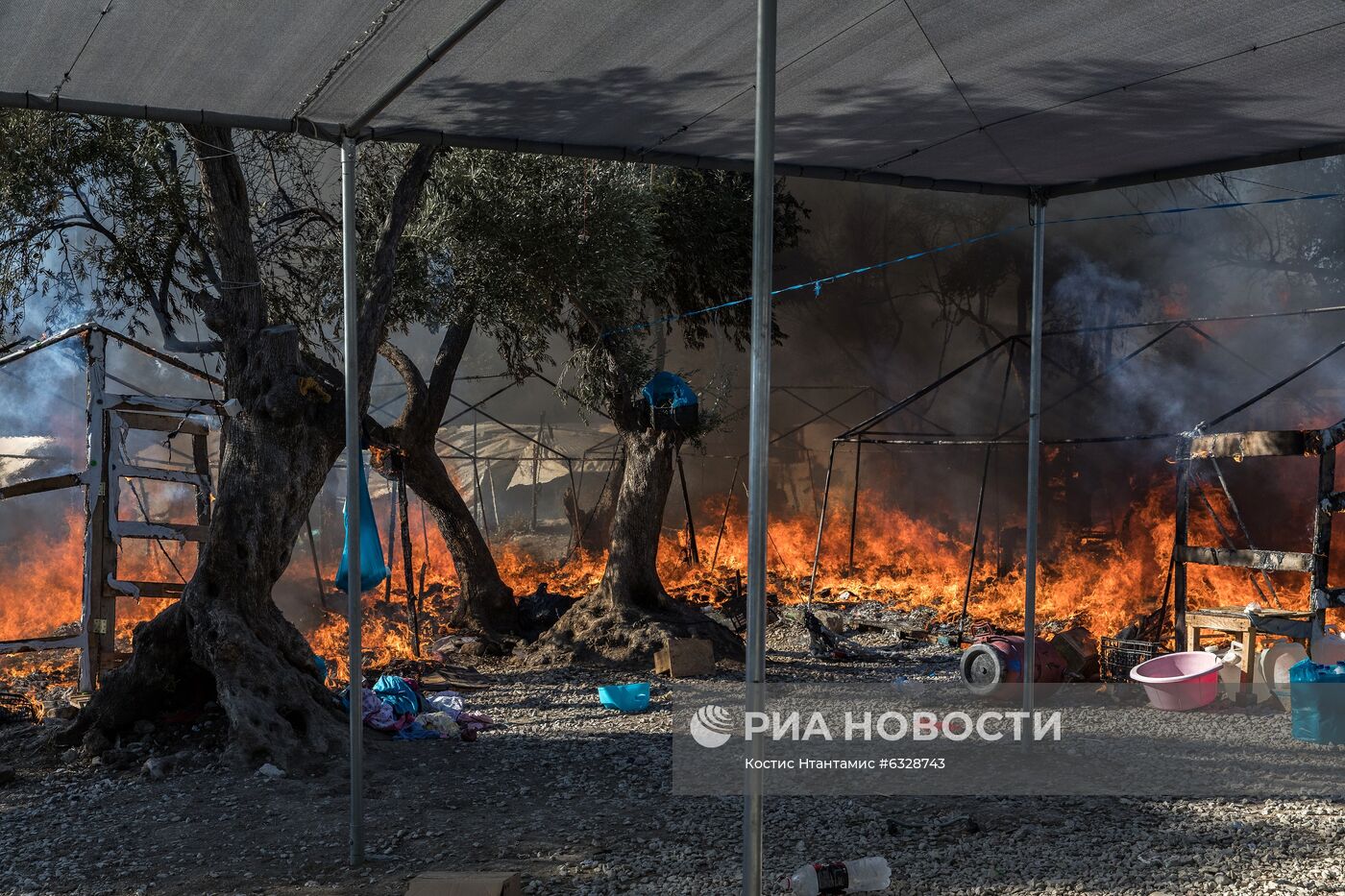 Последствия пожара в лагере мигрантов в Греции