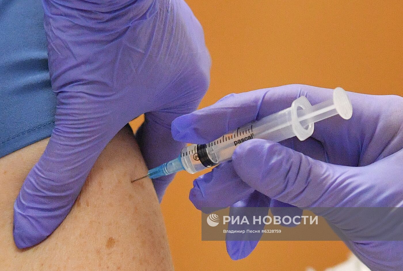 Вакцинация добровольцев против COVID-19 в Москве