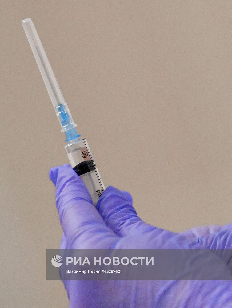 Вакцинация добровольцев против COVID-19 в Москве