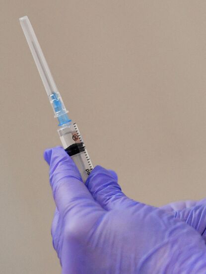 Вакцинация добровольцев против COVID-19 в Москве