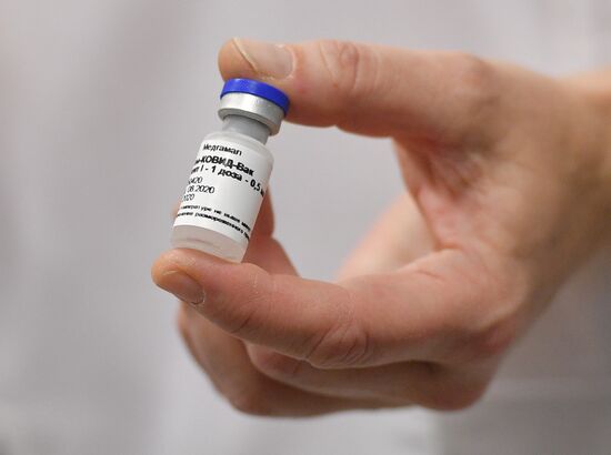 Вакцинация добровольцев против COVID-19 в Москве