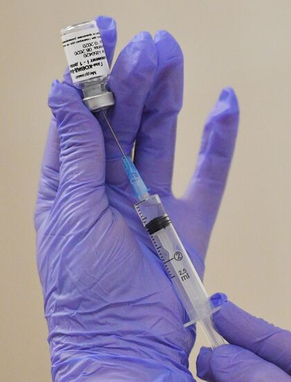 Вакцинация добровольцев против COVID-19 в Москве