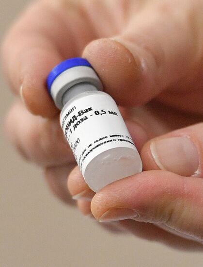 Вакцинация добровольцев против COVID-19 в Москве