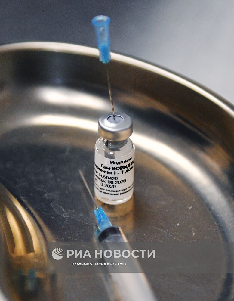 Вакцинация добровольцев против COVID-19 в Москве