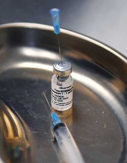 Вакцинация добровольцев против COVID-19 в Москве