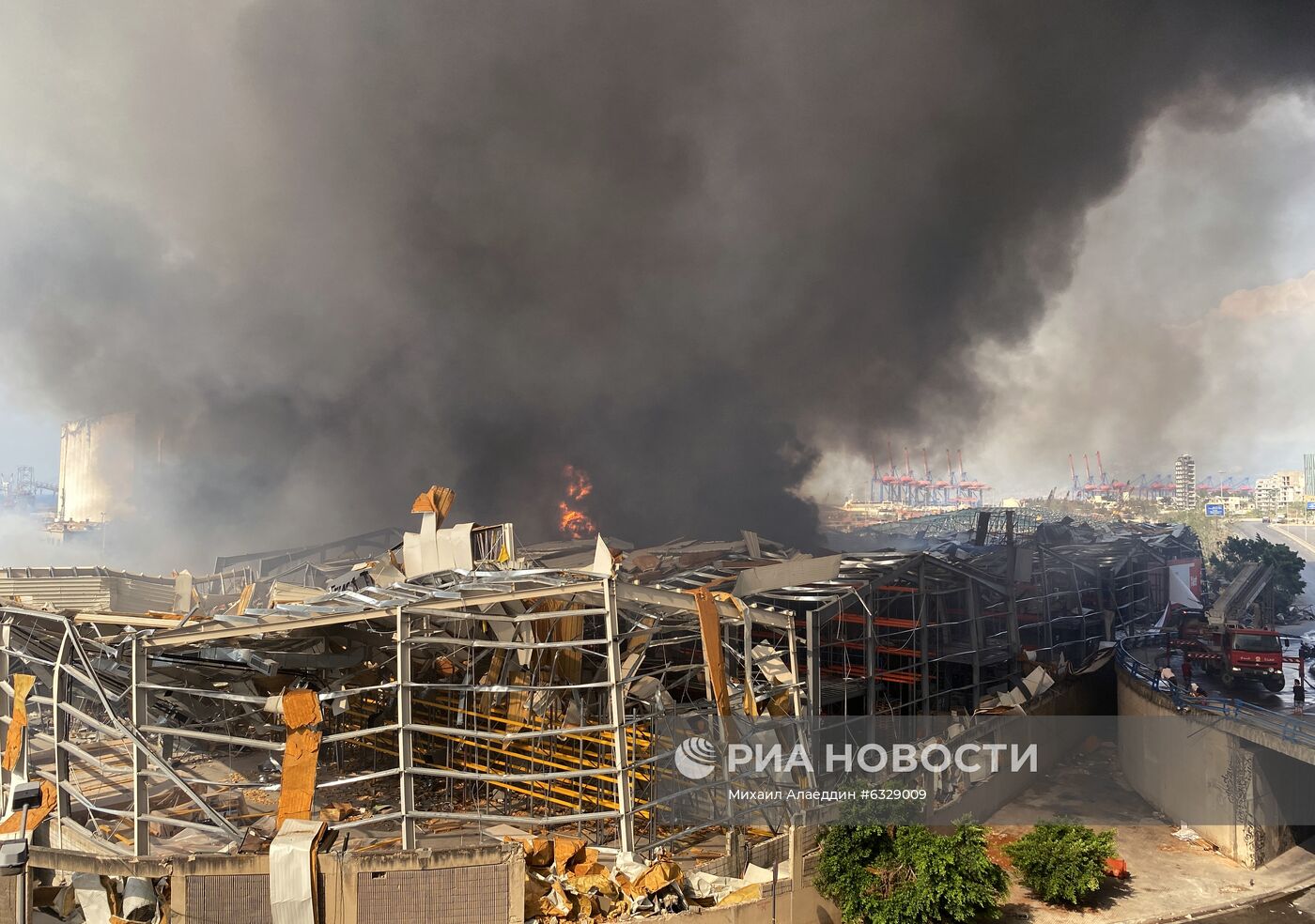 Сильный пожар произошел в порту Бейрута