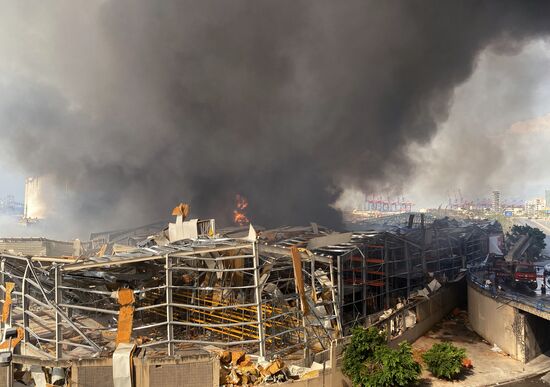 Сильный пожар произошел в порту Бейрута