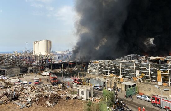 Сильный пожар произошел в порту Бейрута