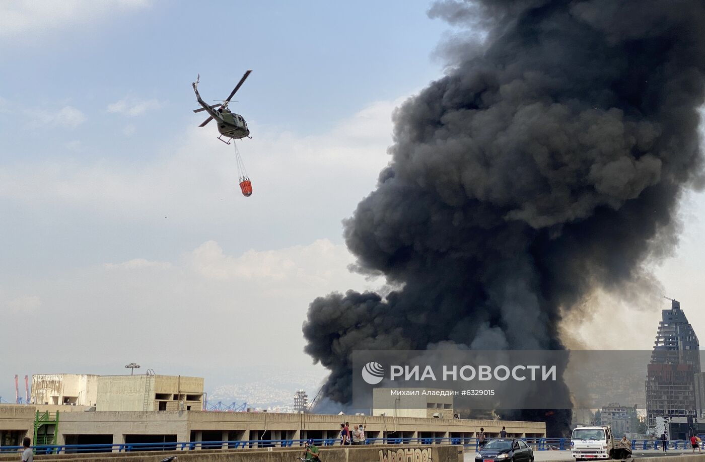 Сильный пожар произошел в порту Бейрута