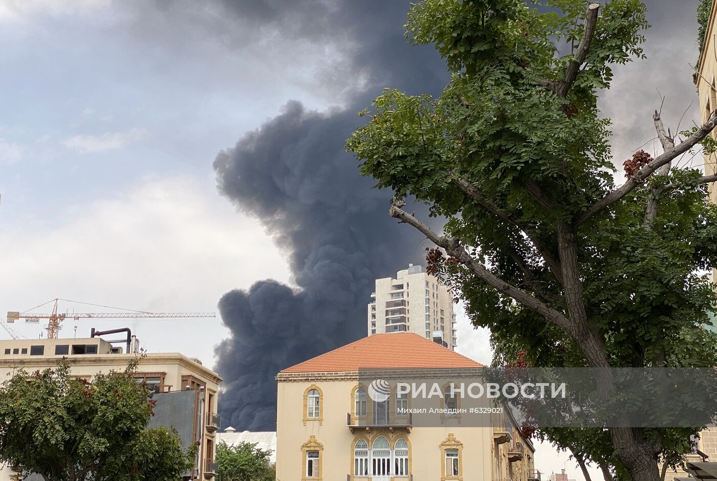 Сильный пожар произошел в порту Бейрута