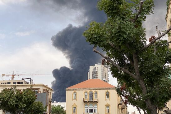 Сильный пожар произошел в порту Бейрута