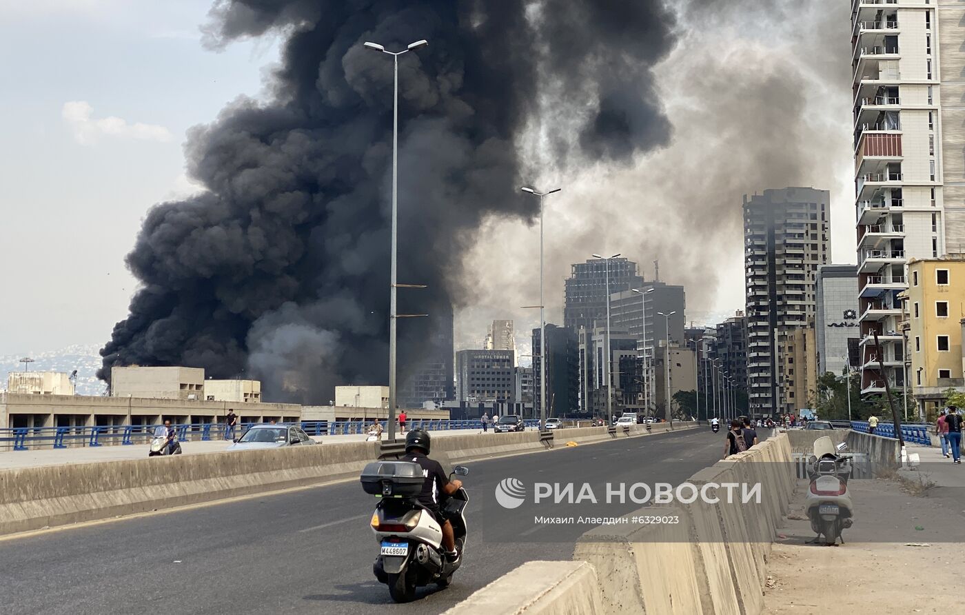 Сильный пожар произошел в порту Бейрута
