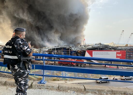 Сильный пожар произошел в порту Бейрута