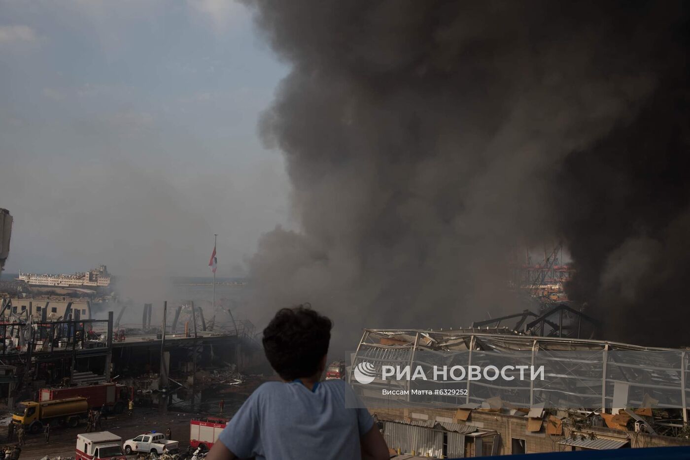 Сильный пожар произошел в порту Бейрута