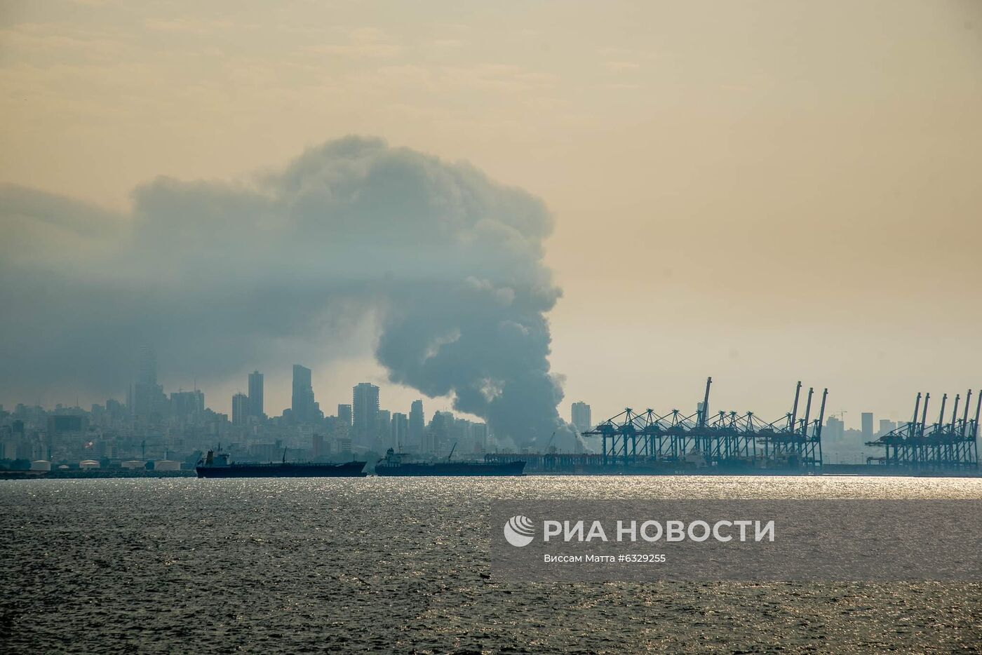 Сильный пожар произошел в порту Бейрута