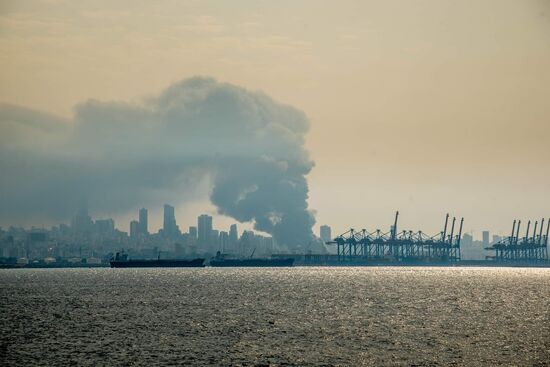 Сильный пожар произошел в порту Бейрута