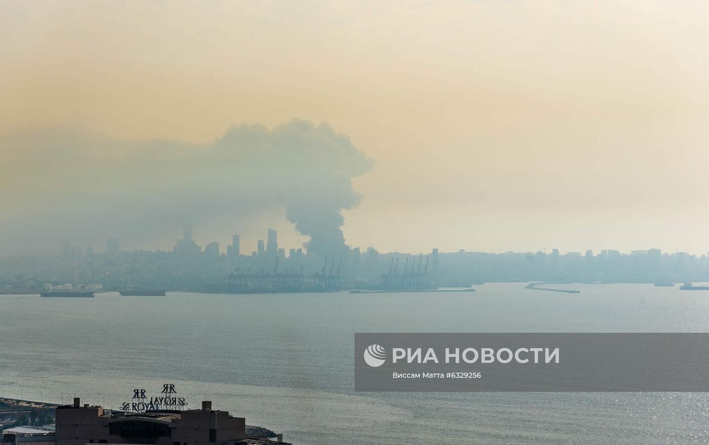 Сильный пожар произошел в порту Бейрута