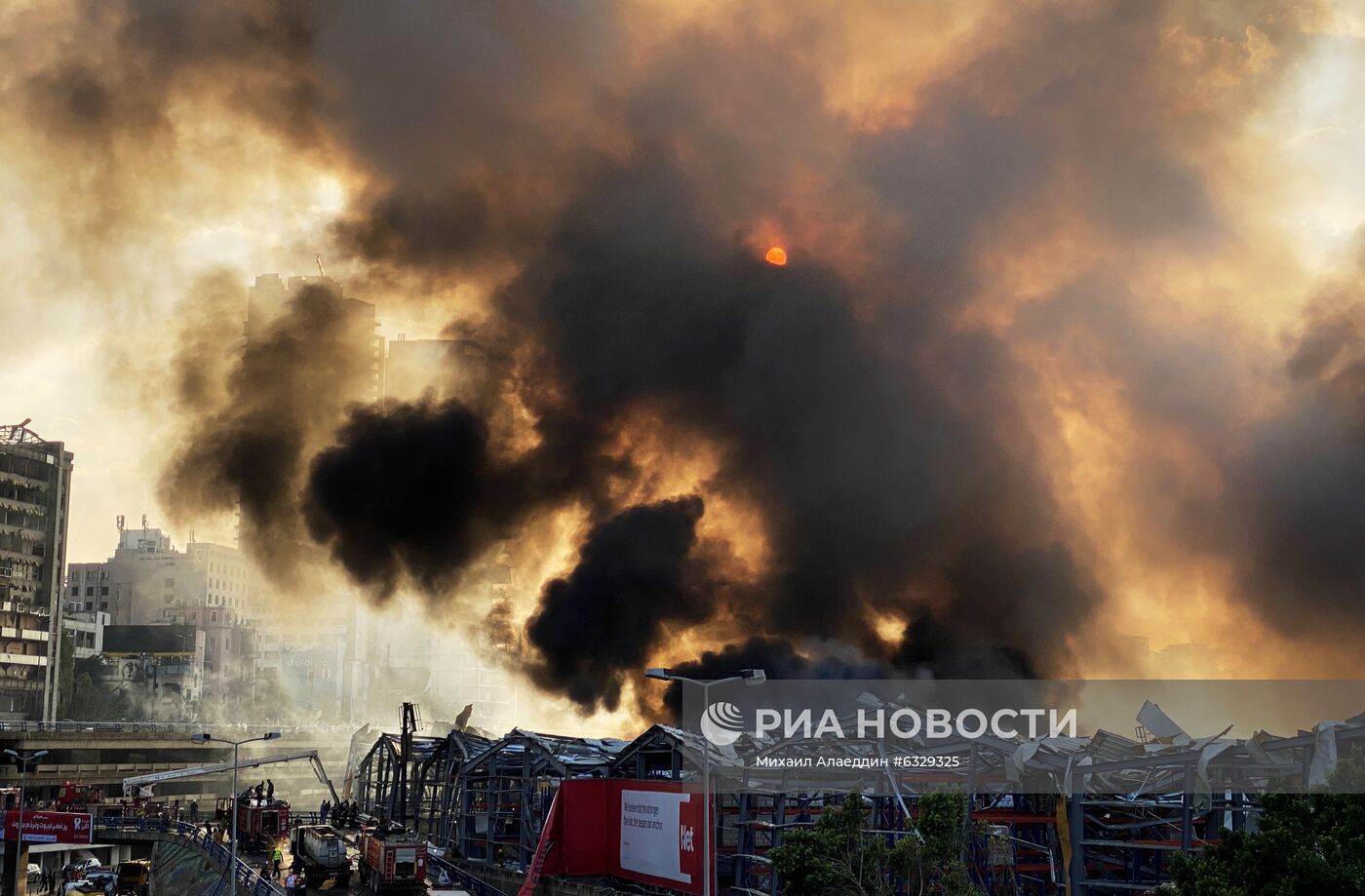 Сильный пожар произошел в порту Бейрута