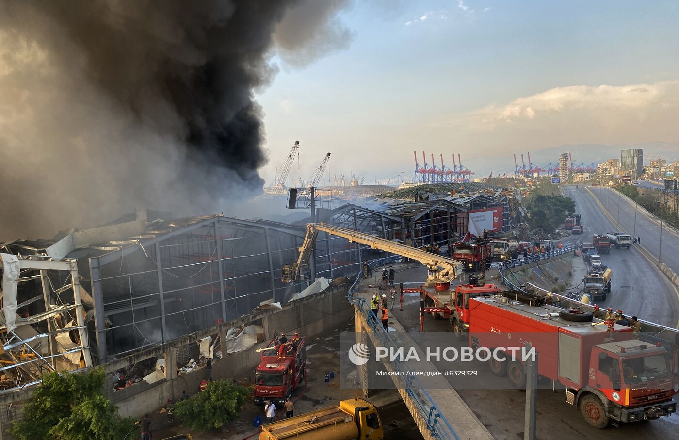 Сильный пожар произошел в порту Бейрута