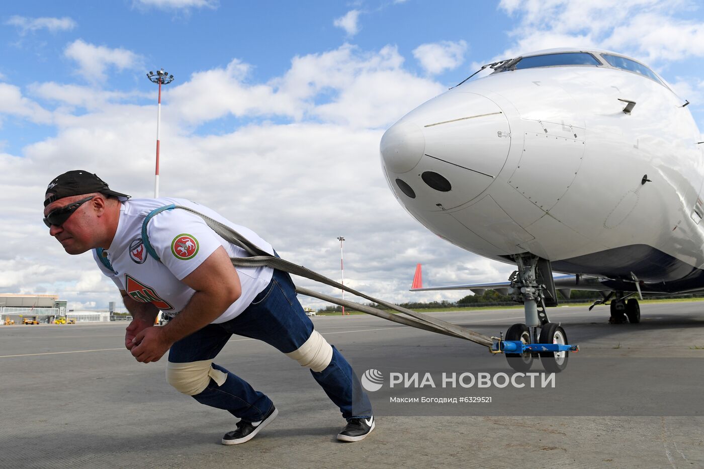 Российский атлет установил рекорд по буксировке самолета в честь 100-летия Татарской АССР