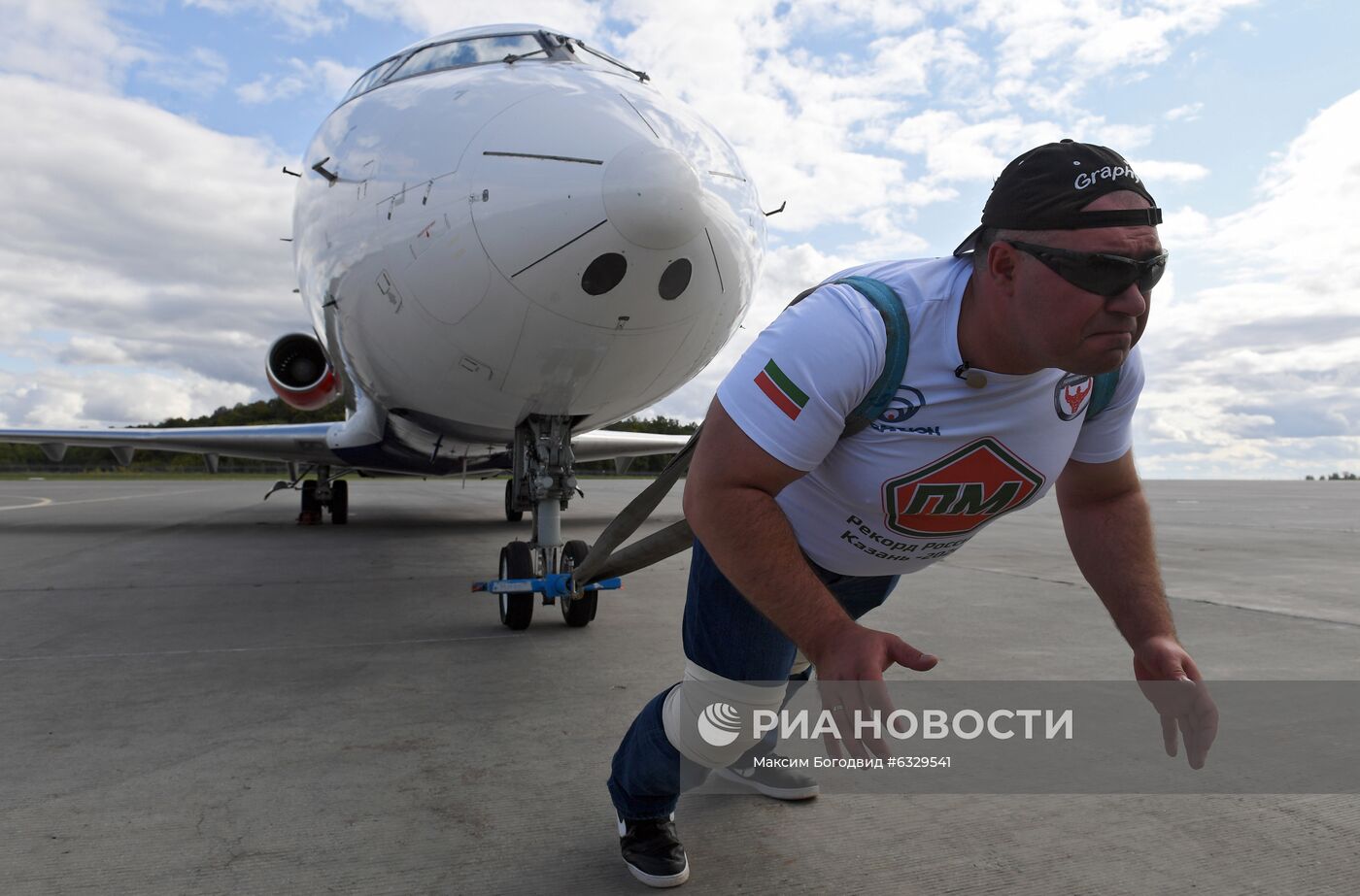 Российский атлет установил рекорд по буксировке самолета в честь 100-летия Татарской АССР