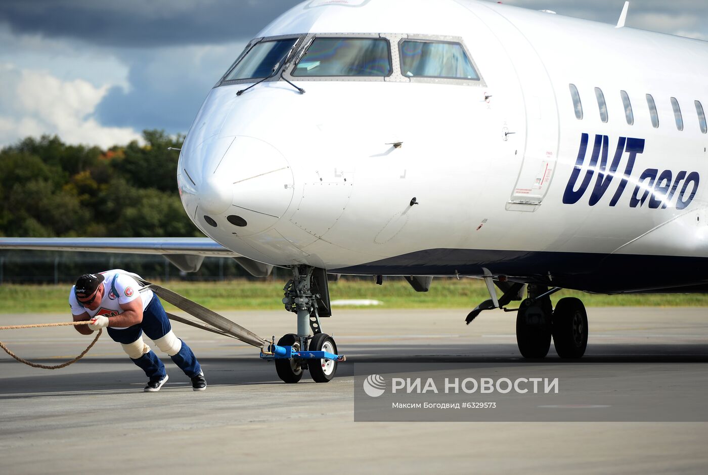 Российский атлет установил рекорд по буксировке самолета в честь 100-летия Татарской АССР