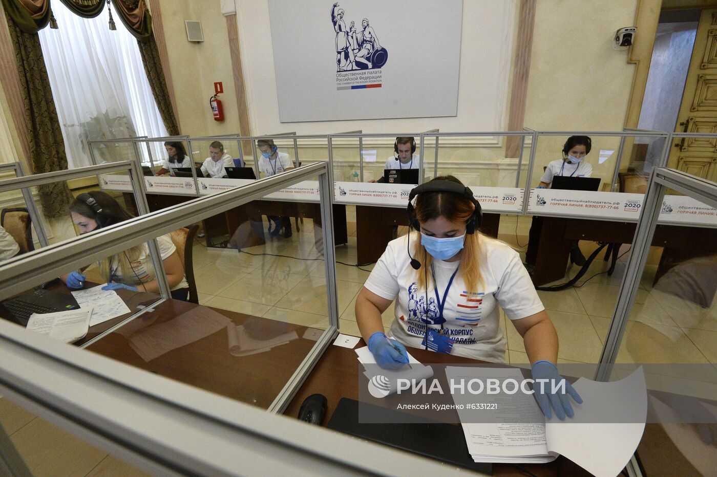 Работа ситуационного центра по наблюдению за выборами в Общественной палате РФ